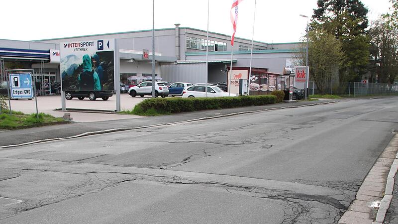 Die Albert-Ruckdeschel-Stra&szlig;e ist ein Flickenteppich. Viele Autofahrer &auml;rgern sich &uuml;ber den schlechten Zustand der Fahrbahn.