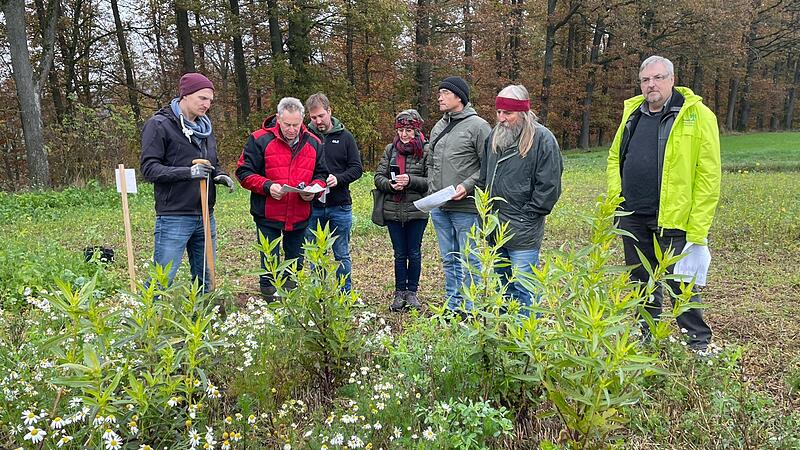 Gedankenaustausch zwischen Landwirten und Bund Naturschutz (von links): Peter Reitz, Rainer Schubert, Betriebsleiter Markus Schmitt, Behördenleiterin Klaudia Schwarz sowie Detlef Reusch, Erich Rössner und Richard Lindner vom BN