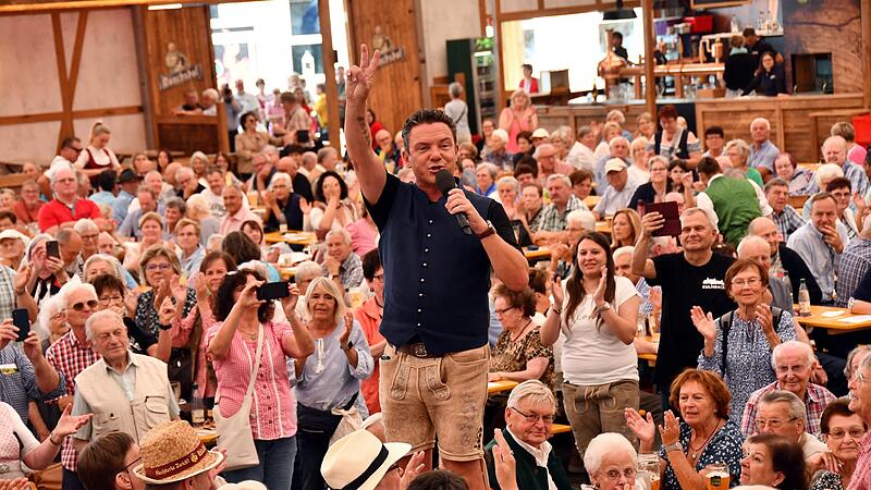 Stefan Mross geht mit dem Publikum auf Tuchf&uuml;hlung.