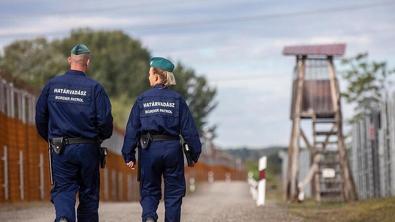 Grenzschutzbeamte gehen entlang der Dienstroute an der ungarischen Grenze zu Serbien in der N&auml;he von Roszke, S&uuml;dungarn.