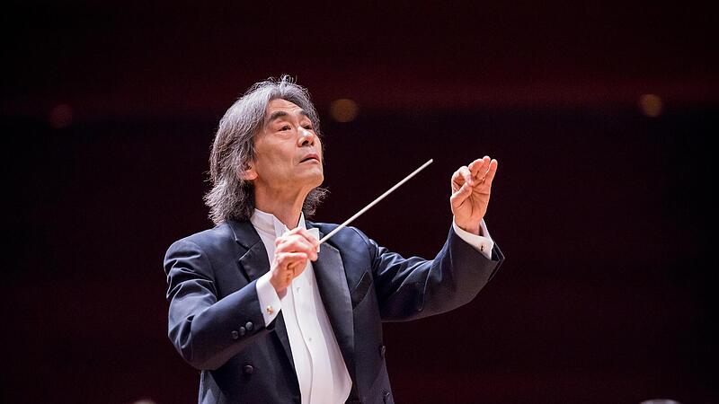 Stardirigent Kent Nagano wird am 2. Juli 2023 die Laien und die Profis beim einzigartigen Konzert im Bad Kissinger Kurgarten f&uuml;hren.