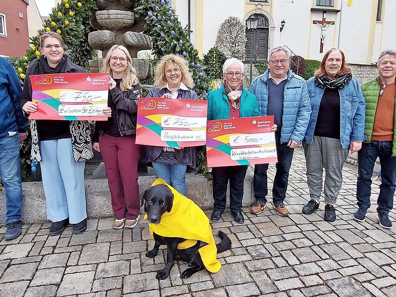Die Spenden wurden &uuml;bergeben an Alexandra Eyrich (2.v.l., Trauerinitiative GeZeiten), Daniela Lieb (4.v.l., Hospizverein Bamberg) und Annemarie Straub (5.v.l., Krankenhausbesuchsdienst der Pfarrei Sch&ouml;nbrunn). Vorne Labrador &bdquo;Julius&ldquo;.