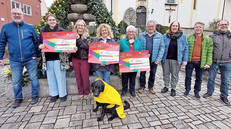 Die Spenden wurden &uuml;bergeben an Alexandra Eyrich (2.v.l., Trauerinitiative GeZeiten), Daniela Lieb (4.v.l., Hospizverein Bamberg) und Annemarie Straub (5.v.l., Krankenhausbesuchsdienst der Pfarrei Sch&ouml;nbrunn). Vorne Labrador &bdquo;Julius&ldquo;.