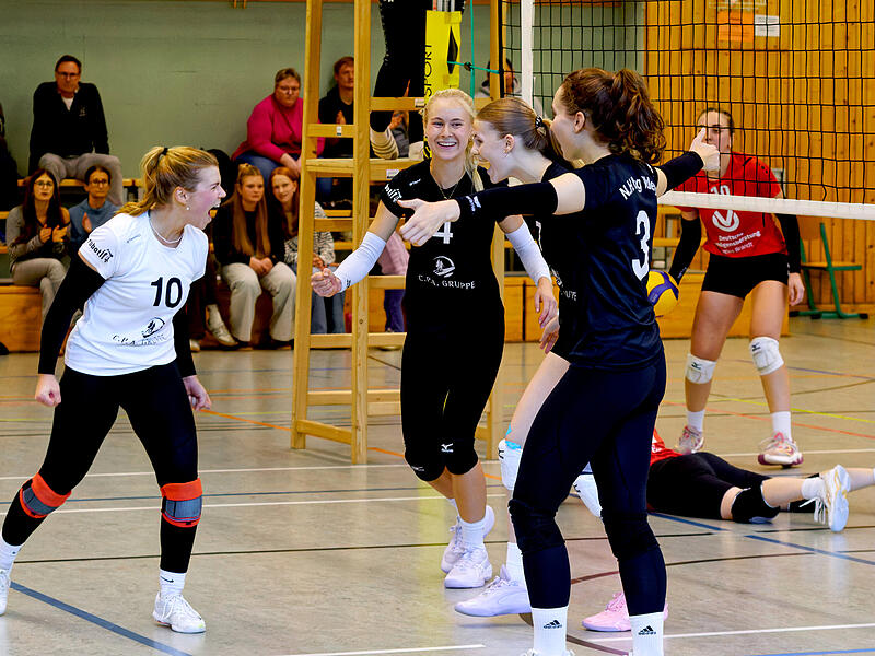 Die N.H. Young Volleys um Anna-Lena Bauer (links) bejubeln nach drei Niederlagen in Serie den ersten Saisonsieg. Die N.H. Young Volleys um Anna-Lena Bauer (links) bejubeln nach drei Niederlagen in Serie den ersten Saisonsieg.