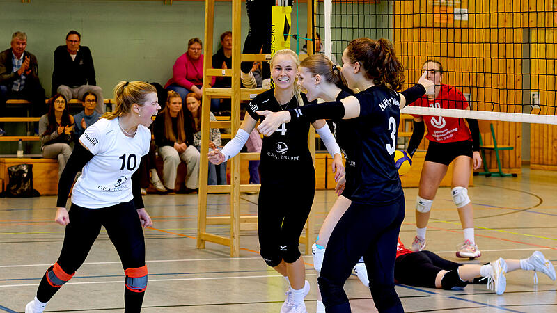 Die N.H. Young Volleys um Anna-Lena Bauer (links) bejubeln nach drei Niederlagen in Serie den ersten Saisonsieg.