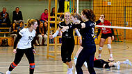 Die N.H. Young Volleys um Anna-Lena Bauer (links) bejubeln nach drei Niederlagen in Serie den ersten Saisonsieg.
