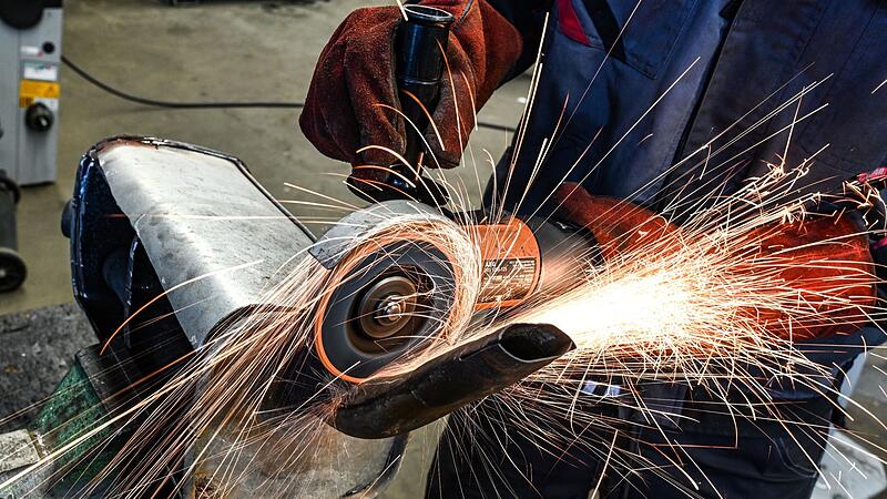 Auszubildender im KFZ-Handwerk Auszubildender im KFZ-Handwerk