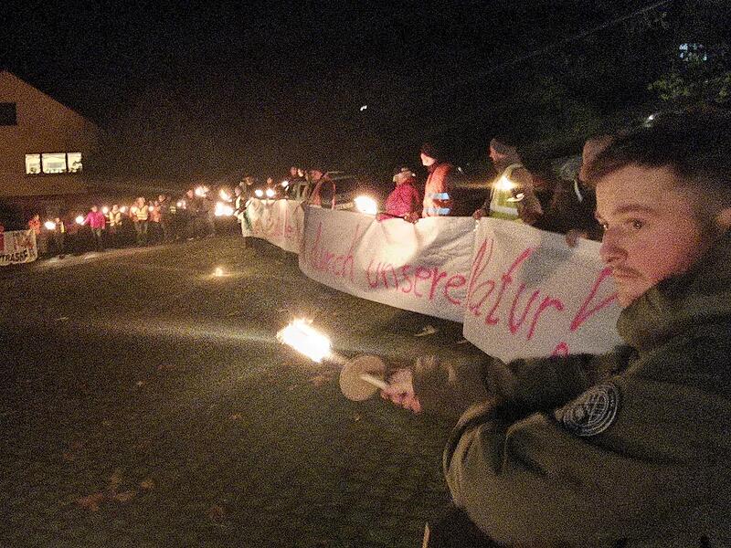 Vor dem Infoabend gab es eine Mahnwache. Vor dem Infoabend gab es eine Mahnwache.