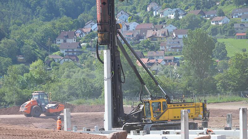 Die Energiepf&auml;hle f&uuml;r die geplante Geothermie-Nutzung werden in das Erdreich gerammt.
