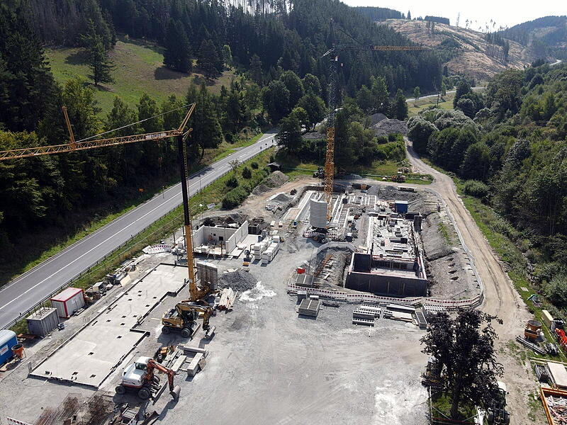 So sieht die Freibad-Baustelle in Ludwigsstadt von oben aus.