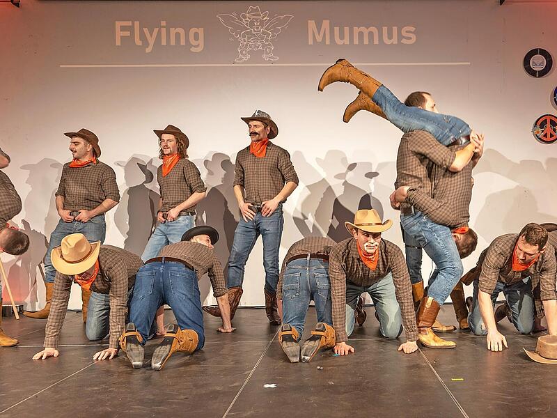 Das Männerballett „Flying Mumus“ entführte in den Wilden Westen – inklusive Werbung für den „Superperforator“. Das Männerballett „Flying Mumus“ entführte in den Wilden Westen – inklusive Werbung für den „Superperforator“.