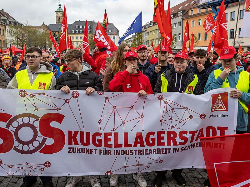 Am 18. April versammelten sich über 5000 Beschäftigte aus der Großindustrie zu einer Kundgebung der IG Metall auf dem Marktplatz in Schweinfurt. Am 18. April versammelten sich über 5000 Beschäftigte aus der Großindustrie zu einer Kundgebung der IG Metall auf dem Marktplatz in Schweinfurt.