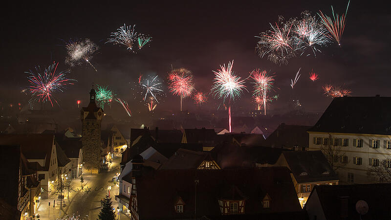 F&uuml;r die Einsatzkr&auml;fte im Landkreis Erlangen-H&ouml;chstadt verlief der Jahres&uuml;bergang diesmal offenbar eher ruhig. Das teilen die Polizeiinspektionen H&ouml;chstadt, Herzogenaurach und Erlangen Land sowie das BRK mit.