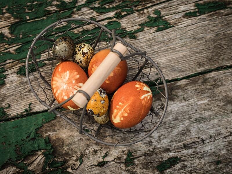 Mit Naturprodukten gefärbte Ostereier mit Muster