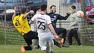 Lukas Witterauf (in Wei&szlig;) erzielte im  Topspiel gegen den TSV Breiteng&uuml;&szlig;bach zwar den 1:0-F&uuml;hrungstreffer f&uuml;r Schammelsdorf, am Ende feierten aber die G&auml;ste um Daniel Sch&uuml;cker  (l.) und  Keeper Dominic Schor einen 4:1-Sieg.