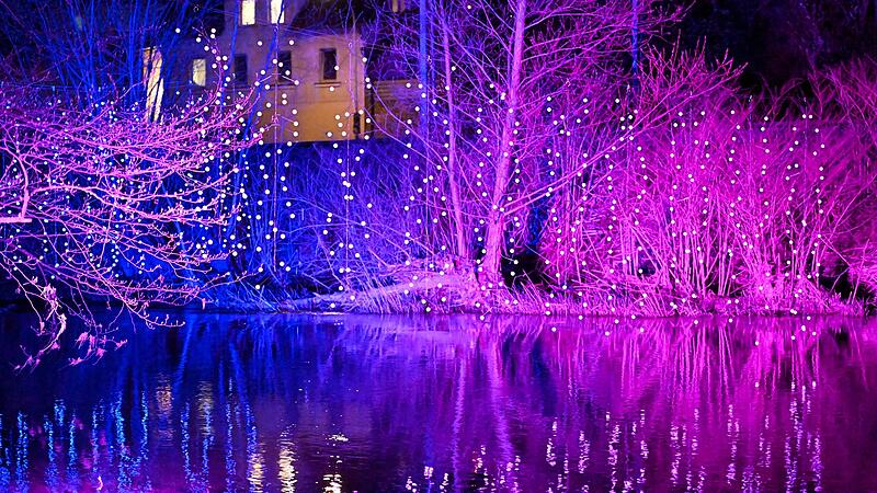 Die &bdquo;Spielb&auml;lle des Lebens&ldquo; tauchen die Ha&szlig;lach in mystische Farben.