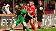Dennis Schunke (rechts) kann nicht nur Tore schießen, sondern auch verteidigen. Hier attackiert der Stürmer den Haibacher Lukas Fröhlich. Im Hintergrund beobachtet Trainer Oliver Müller den Einsatz.