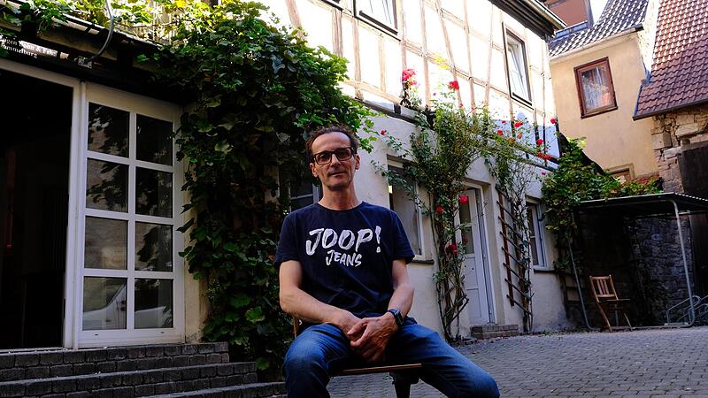 Kurze Arbeitspause vor dem Häuschen mit gastronomischem Potenzial. Kurze Arbeitspause vor dem Häuschen mit gastronomischem Potenzial.