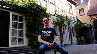Kurze Arbeitspause vor dem H&auml;uschen mit gastronomischem Potenzial.