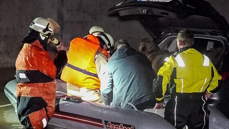 In Gundelsheim im Landkreis Bamberg musste die Feuerwehr am Donnerstagabend einen Mann und seine zwei Hunde aus einem Auto befreien, weil eine Unterf&uuml;hrung &uuml;berschwemmt wurde.