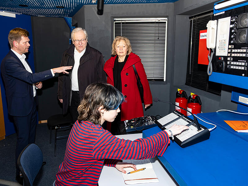 Die FT-Konzert-Gewinner Edeltraud und Michael Keupp im Inspizentenraum der Bamberger Symphoniker.Konzerthalle Führung Die FT-Konzert-Gewinner Edeltraud und Michael Keupp im Inspizentenraum der Bamberger Symphoniker.Konzerthalle Führung