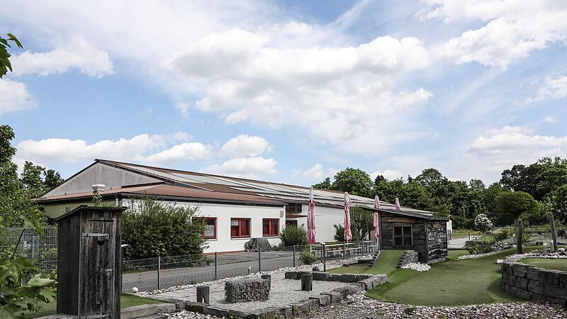 Die Zukunft einer vorübergehenden Halle für Kultur und Veranstaltungen in Forchheim steht auf der Kippe: Den Umbau der Soccerhalle in der Friedrich-Ludwig-Jahn-Straße hat der städtische Planungsausschuss unter Ausschluss der Öffentlichkeit jetzt gestoppt.Forchheim & Fränkische Schweiz Die Zukunft einer vorübergehenden Halle für Kultur und Veranstaltungen in Forchheim steht auf der Kippe: Den Umbau der Soccerhalle in der Friedrich-Ludwig-Jahn-Straße hat der städtische Planungsausschuss unter Ausschluss der Öffentlichkeit jetzt gestoppt.Forchheim & Fränkische Schweiz