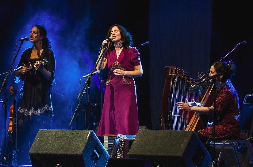 Drei Schwestern und studierte Musikerinnen bilden die angesagte irische Folk-Gruppe Henry-Girls. Drei Schwestern und studierte Musikerinnen bilden die angesagte irische Folk-Gruppe Henry-Girls.