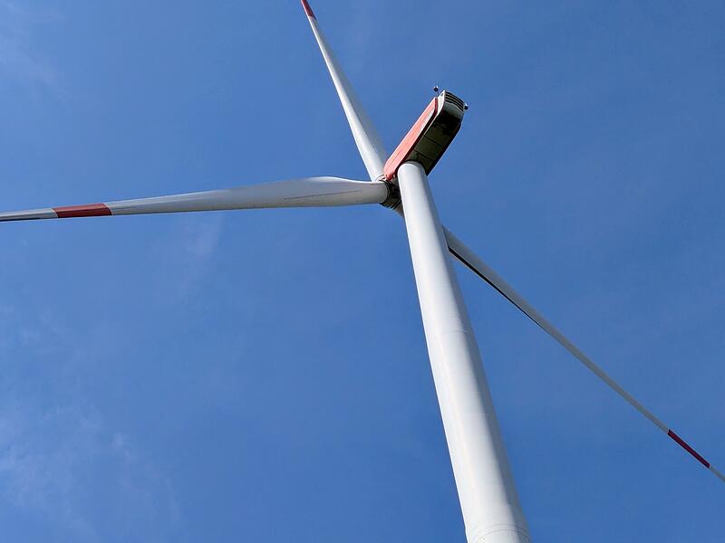 Die Rotorbl&auml;tter eines Windrades haben eine Spannweite von 117 Metern.