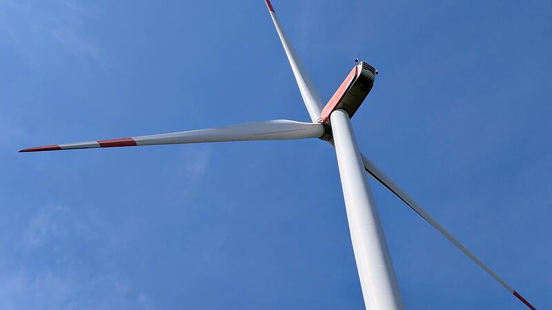 Die Rotorblätter eines Windrades haben eine Spannweite von 117 Metern.