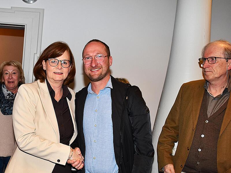 Zwei, die sich freuen konnten: Der neue Altenkunstadter B&uuml;rgermeister Stefan Deuerling (FW) gratuliert Susanne Bock von W&uuml;lfingen. &nbsp;