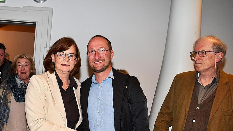 Zwei, die sich freuen konnten: Der neue Altenkunstadter B&uuml;rgermeister Stefan Deuerling (FW) gratuliert Susanne Bock von W&uuml;lfingen. &nbsp;