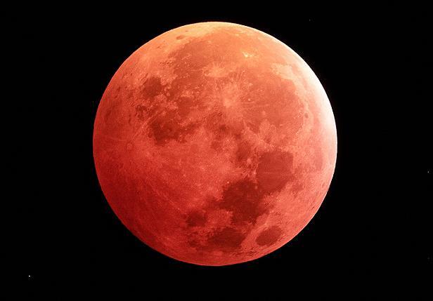 Bei dieser Mondfinsternis leuchtet der verdunkelte Erdtrabant in kupferroter Farbe.