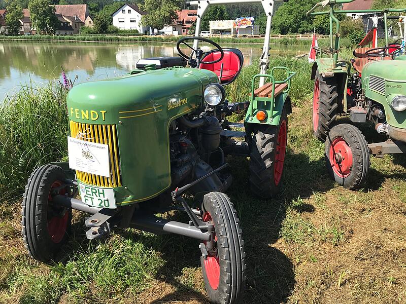1000 Jahre Ailsbach: Die Oldtimer gl&auml;nzten und tuckerten um die Wette