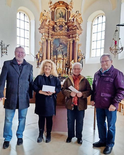 Karl-Hans Hollet und Daniela Lieb vom Hospizverein Bamberg sowie Annemarie Straub vom Krankenbesuchsdienst Schönbrunn (v.l.) erhielten vom Vorsitzenden der Theatergruppe, Alfons Fröhling (re.), Spendenschecks überreicht.