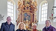 Karl-Hans Hollet und Daniela Lieb vom Hospizverein Bamberg sowie Annemarie Straub vom Krankenbesuchsdienst Schönbrunn (v.l.) erhielten vom Vorsitzenden der Theatergruppe, Alfons Fröhling (re.), Spendenschecks überreicht.