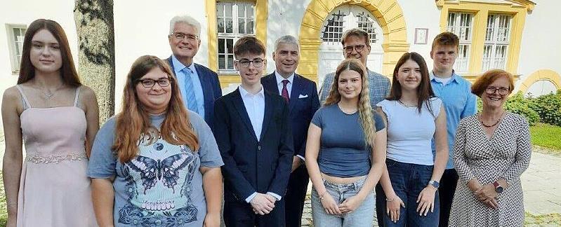 Bei der Bestenehrung (v. l): Lena Krämer (Ebermannstadt, QA), Amelie Aigner (Kirchehrenbach, QA), Stefan Kuen (Abteilungsdirektor), Rafael Singer (Neunkirchen, QA), Michael Waasner (Präsident IHK Ofr.), Tetyana Dementieva (Gräfenberg, MSA), Christ...