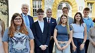 Bei der Bestenehrung (v. l): Lena Krämer (Ebermannstadt, QA), Amelie Aigner (Kirchehrenbach, QA), Stefan Kuen (Abteilungsdirektor), Rafael Singer (Neunkirchen, QA), Michael Waasner (Präsident IHK Ofr.), Tetyana Dementieva (Gräfenberg, MSA), Christ...