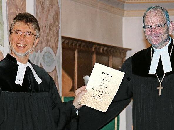 Die Entlassungsurkunde in den Ruhestand überreichte Dekan Oliver Bruckmann (rechts) während eines Festgottesdienstes an Pfarrer Stefan Bonawitz. Die Entlassungsurkunde in den Ruhestand überreichte Dekan Oliver Bruckmann (rechts) während eines Festgottesdienstes an Pfarrer Stefan Bonawitz.