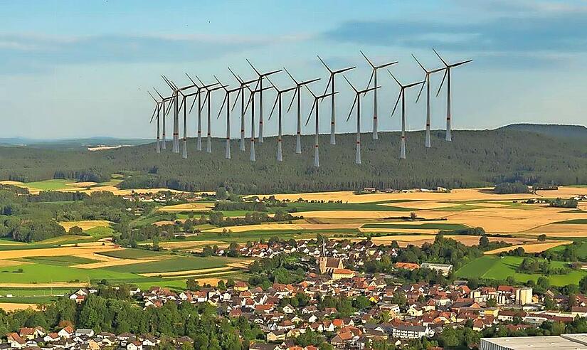 Kommt der Windpark im Mainecker Forst, vor deren Auswirkungen eine Bürgerinitiative mit dieser Visualisierung warnt? Das vermag derzeit niemand zu sagen.