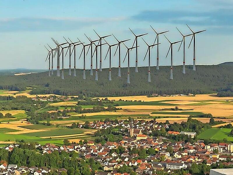 Kommt der Windpark im Mainecker Forst, vor deren Auswirkungen eine Bürgerinitiative mit dieser Visualisierung warnt? Das vermag derzeit niemand zu sagen.