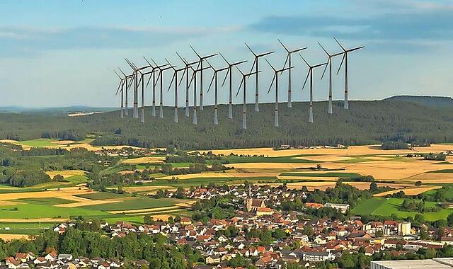 Kommt der Windpark im Mainecker Forst, vor deren Auswirkungen eine Bürgerinitiative mit dieser Visualisierung warnt? Das vermag derzeit niemand zu sagen. Kommt der Windpark im Mainecker Forst, vor deren Auswirkungen eine Bürgerinitiative mit dieser Visualisierung warnt? Das vermag derzeit niemand zu sagen.