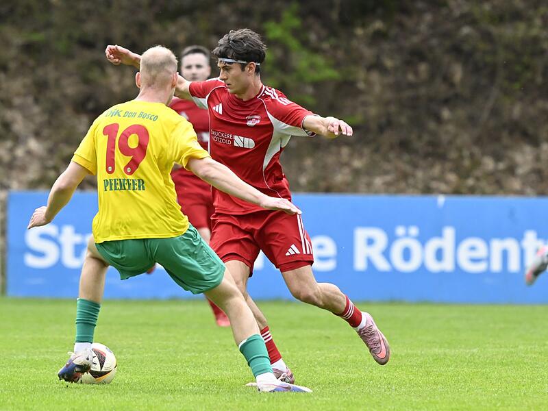 Einem Doppelpack am Wochenende will der 22-j&auml;hrige Sinan G&uuml;meci (rotes Trikot) nun weitere Treffer folgen lassen.