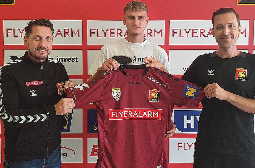 Aus der Regionalliga West in die 2. Liga nach &Ouml;sterreich: Jakob Tranziska (Mitte) hat sich f&uuml;r eine Ver&auml;nderung entschieden und wird beim FC Admira M&ouml;dling von Sportdirektor Marcel Ketelaer (li.) und Coach Roberto P&auml;tzold begr&uuml;&szlig;t.