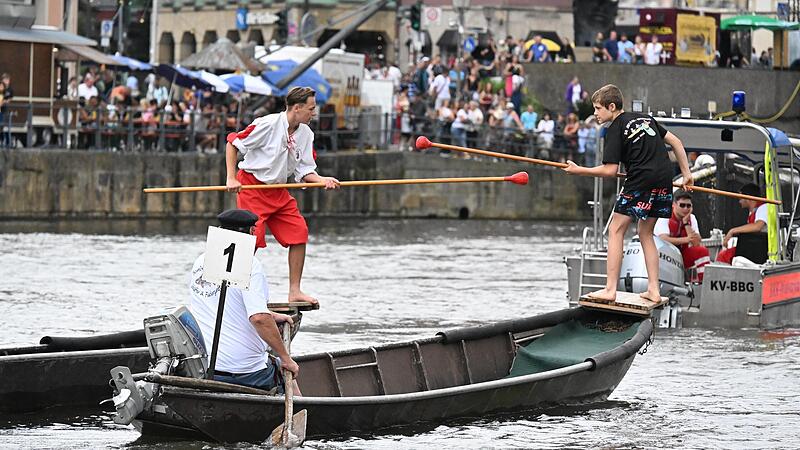 Den Gegner im Visier: Impression vom Sch&uuml;ler- und Jugendfischerstechen bei der Sandkerwa 2023 in Bamberg.