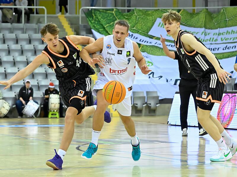 Nico Wenzl (weißes Trikot) zog gegen die talentierten Ulmer den Kürzeren.