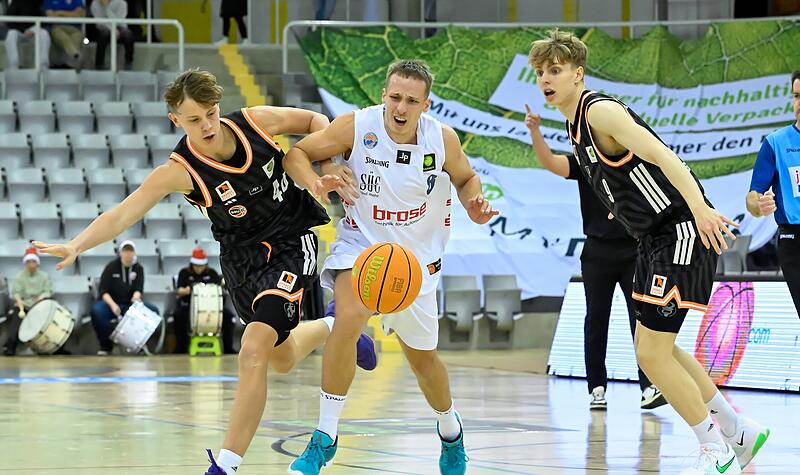 Nico Wenzl (weißes Trikot) zog gegen die talentierten Ulmer den Kürzeren.