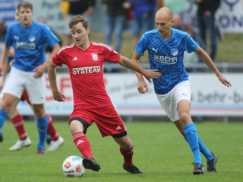 Der spielende Co-Trainer des TSV Staffelstein, Maximilian Stammberger (links) im Duell mit dem Rattelsdorfer Luca Krieglstein.