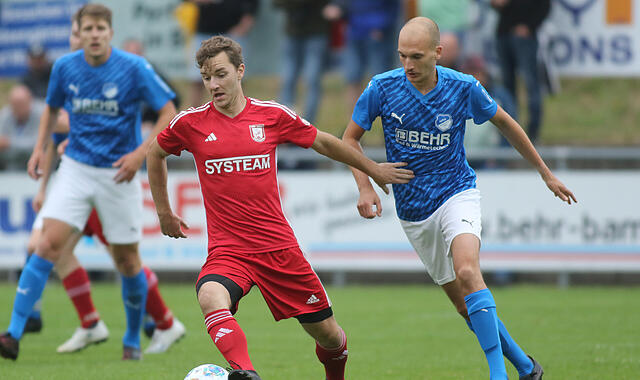 Der spielende Co-Trainer des TSV Staffelstein, Maximilian Stammberger (links) im Duell mit dem Rattelsdorfer Luca Krieglstein.