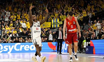 Cobe Williams trifft einen vorentscheidenden Wurf - und selbst der Alba-Fanblock rastet aus. Cobe Williams trifft einen vorentscheidenden Wurf - und selbst der Alba-Fanblock rastet aus.