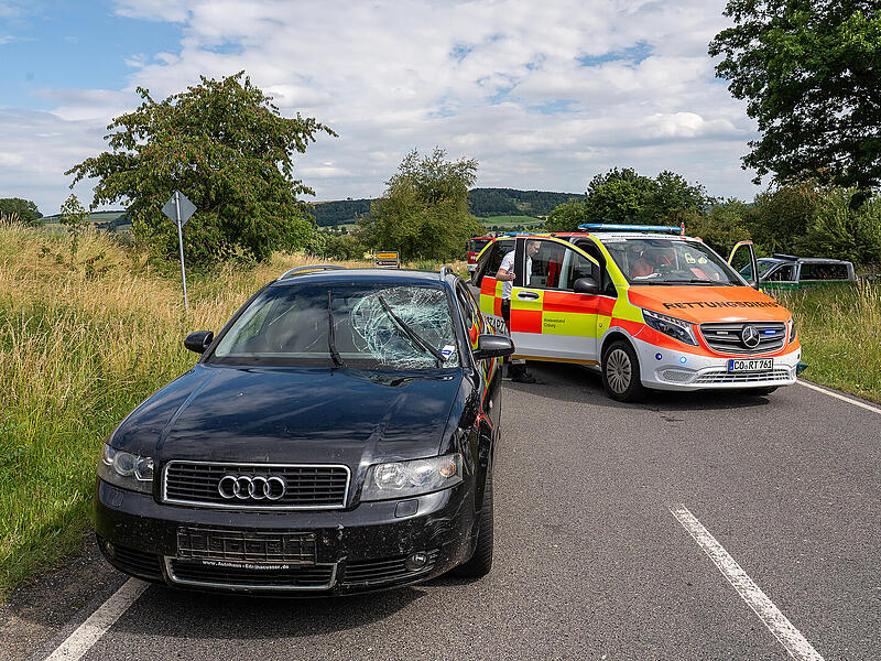 Radfahrer &uuml;bersieht Auto im Kreis Ha&szlig;berge - Mann stirbt noch an Unfallstelle